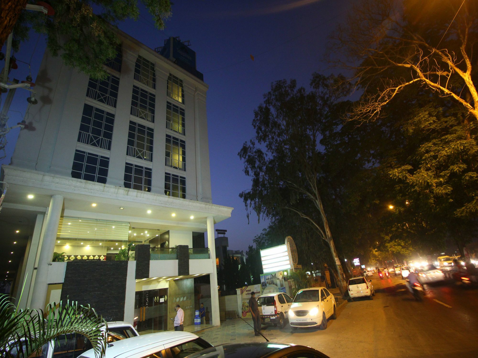 Oyo 4320 Hotel Aum Regency Vadodara Ngoại thất bức ảnh